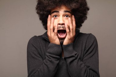 Şaşırmış siyah adam duygu şok