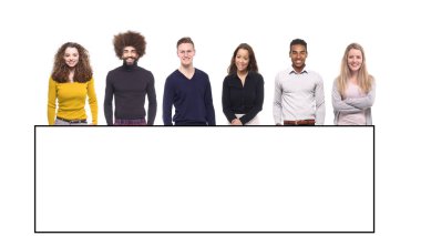 Arka plan için beyaz boş çerçeveye sahip çok ırklı insanlar kümesi