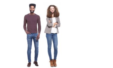 ırklararası çift beyaz arka plan üzerinde