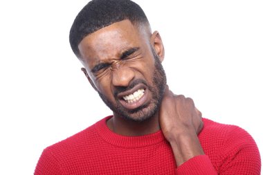 Siyah adam duygu boyun ağrısı