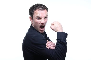 Beyaz genç adam kutluyor