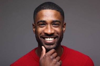 Genç siyah adam poz gülümseyen