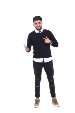 Genç Arap adam gülümsüyor