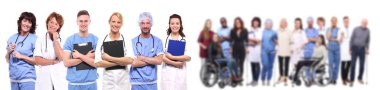 Üniformalı doktorlar ve beyaz arka plandaki farklı insanlar.