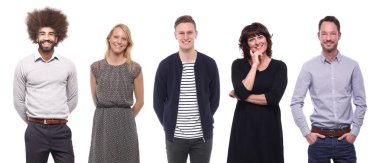 Çok ırklı insanlar kümesi beyaz arka plan üzerinde poz