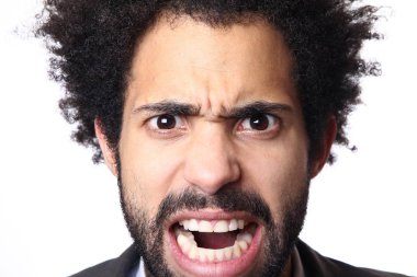 beyaz zemin üzerine öfkeli zenci adamlar