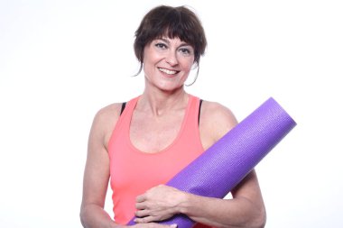 Egzersiz mat beyaz arka plan üzerinde tutan kadın