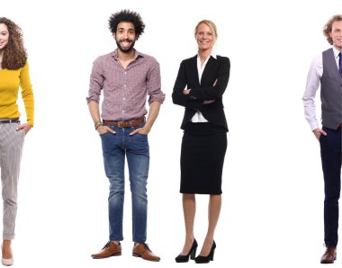 Çok ırklı insanlar kümesi beyaz arka plan üzerinde poz