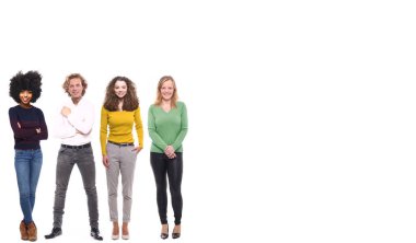Çok ırklı insanlar kümesi beyaz arka plan üzerinde poz