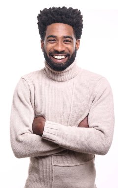 Genç Afro-Amerikan adam gülümsüyor