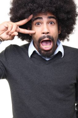 Beyaz arka planda siyah adam çığlık