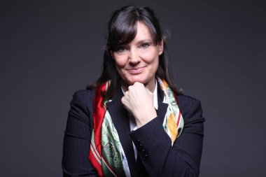 Eski beyaz kadın gülümsüyor