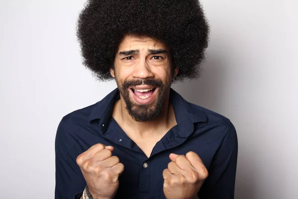 Gritando Hombre Negro Sobre Fondo Blanco — Foto de Stock