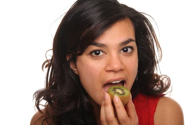 Hermosa Mujer Afro Americana Está Comiendo Kiwi — Foto de Stock
