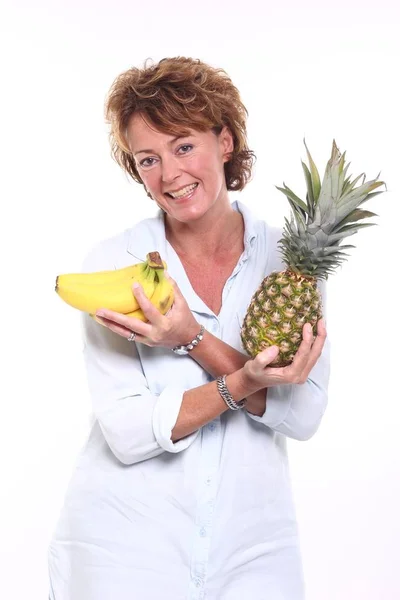 Donna Che Tiene Mano Banane Ananas — Foto Stock