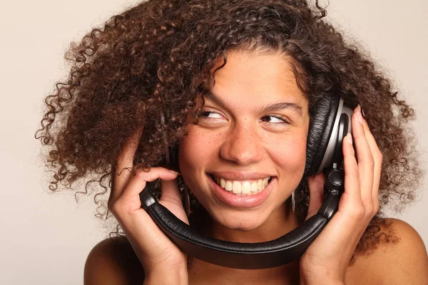 Hermosa Chica Negra Rizada Con Auriculares — Foto de Stock