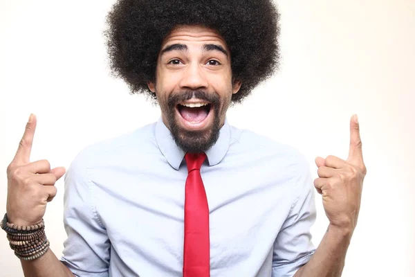 Hombre Negro Feliz Posando Sobre Fondo Blanco — Foto de Stock