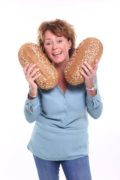 Mulher Segurando Pão Nas Mãos — Fotografia de Stock