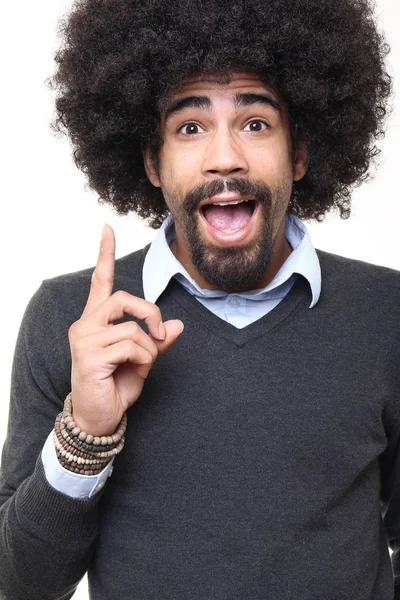 大きな髪と感情的な黒人男性 — ストック写真