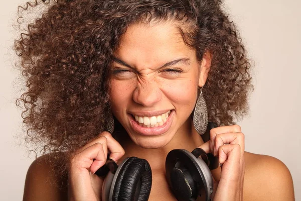 Menina Preta Encaracolado Bonita Com Fones Ouvido — Fotografia de Stock