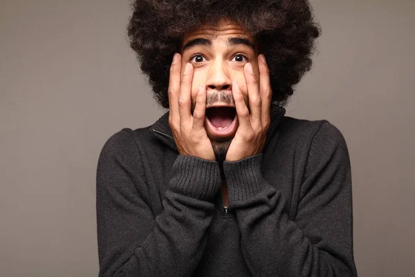 Şaşırmış siyah adam duygu şok