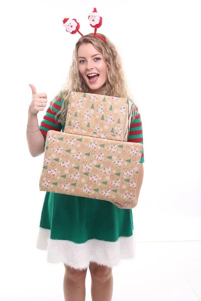 クリスマス ボックスを持つブロンドの女の子 — ストック写真