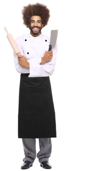 白い背景の麺棒と包丁を持って幸せなシェフ — ストック写真