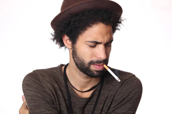 Hombre Negro Fumando Cigarrillo Sobre Fondo Blanco — Foto de Stock