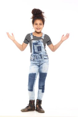 Güzel küçük kız gülümsüyor