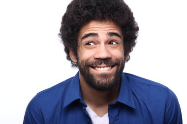 Mutlu siyah adam beyaz arka plan üzerinde poz