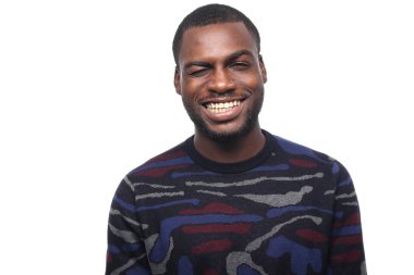 Siyah adam poz göz kırpıyor