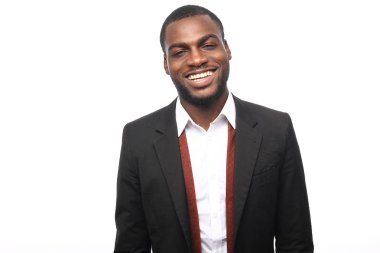 Siyah adam poz gülümseyen