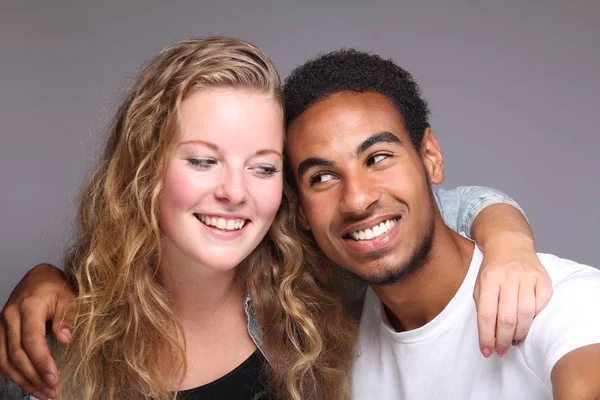 Vackra Glad Kärleksfull Interracial Par — Stockfoto