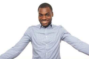 Siyah adam poz gülümseyen