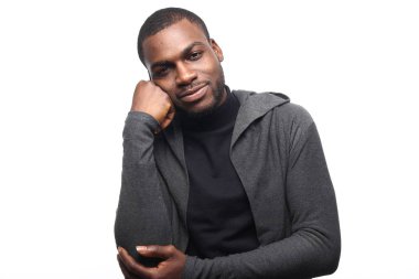 Siyah adam poz gülümseyen