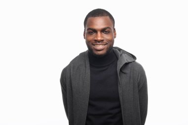 Siyah adam poz gülümseyen