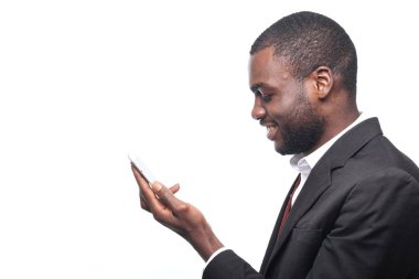 Bir cep telefonu tutarak siyah iş adamı
