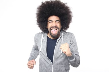 Afro-Amerikan adam beyaz arka plan üzerinde çığlık