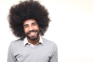 Beyaz arka plan önünde mutlu afro adam