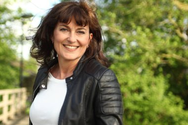 güzel bir kadın parkta poz