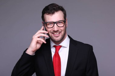 Beyaz adam cep telefonu konuşuyor