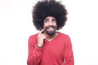 Afro-Amerikan adam beyaz arka plan üzerinde poz