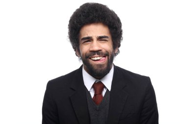 Beyaz arka plan üzerinde mutlu siyah işadamı