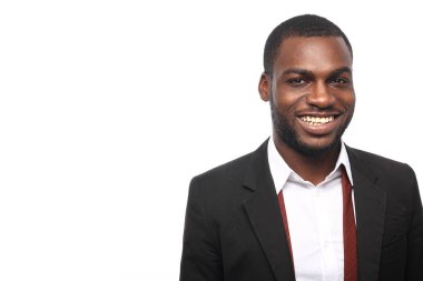 Siyah adam poz gülümseyen