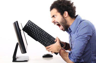 Bilgisayarda çalışan siyah iş adamı