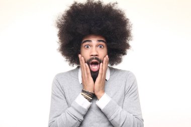 Beyaz arka plan önünde duygusal afro adam