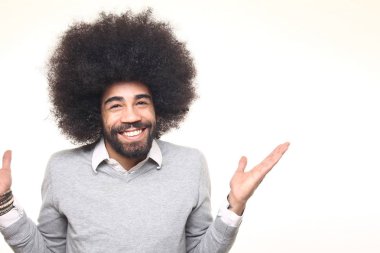 Beyaz arka plan önünde mutlu afro adam