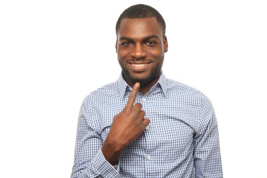 Genç siyah adam poz gülümseyen