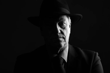 Siyah ve beyaz sesi üzerinde eski beyaz işadamı