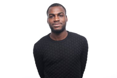 siyah adam Studio poz